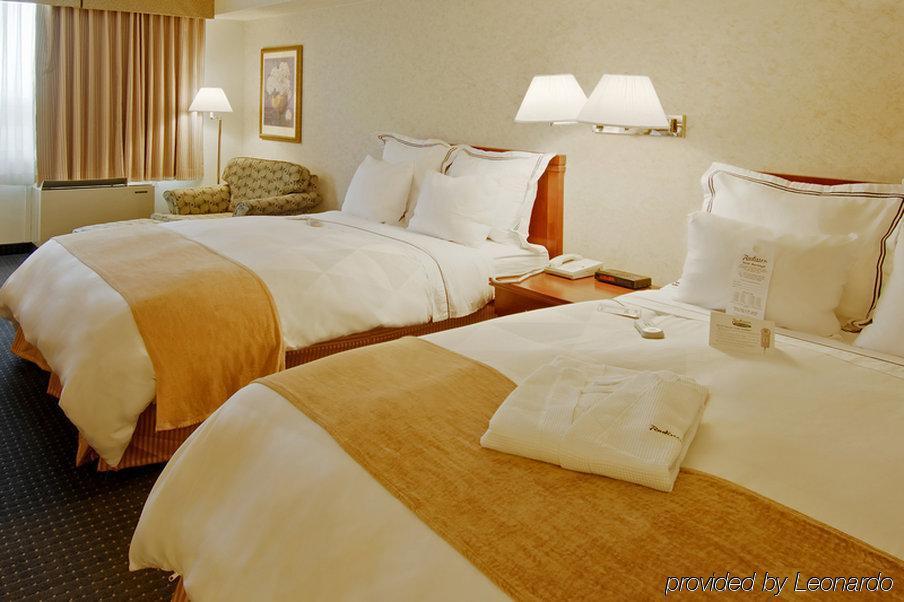 Отель Doubletree By Hilton Windsor, On Номер фото