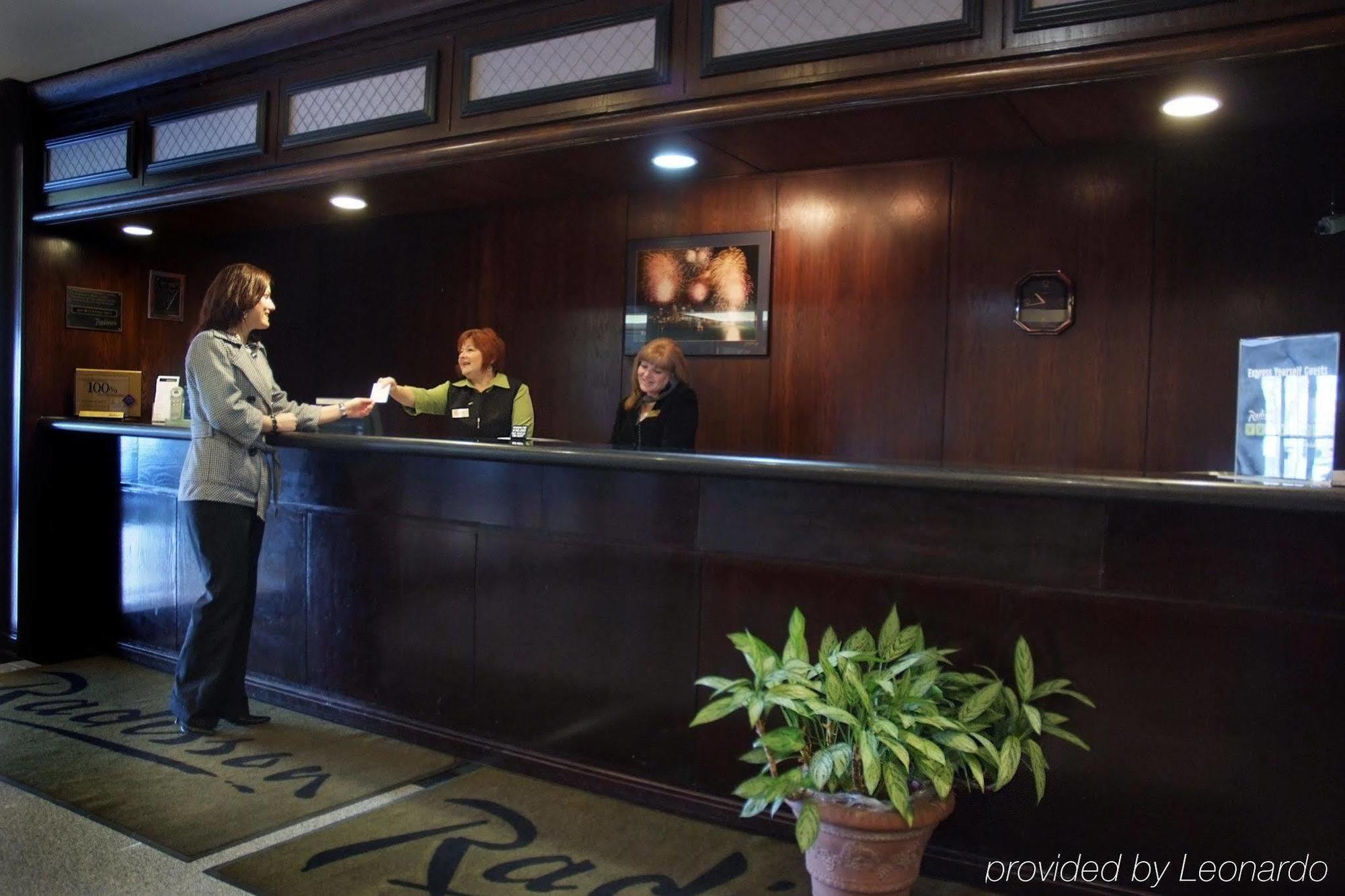 Отель Doubletree By Hilton Windsor, On Интерьер фото